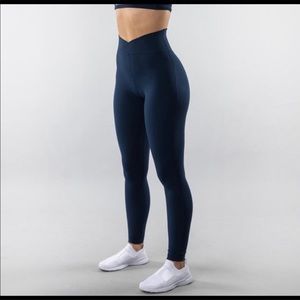 Alphalete surface path legging - navy, small